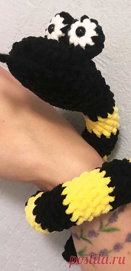 PDF Змейки крючком. FREE crochet pattern; Аmigurumi toy patterns. Амигуруми схемы и описания на русском. Вязаные игрушки и поделки своими руками #amimore - длинная змея, большая змейка из плюшевой пряжи.