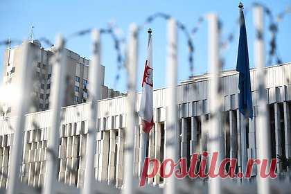 Польша приступила к изъятию здания школы посольства России в Варшаве. Мэрия Варшавы приступила к процессу изъятию здания средней школы посольства России, которое «было занято российской стороной незаконно». Об этом заявил официальный представитель МИД Польши Лукаш Ясина. Он отметил, что за юридический процесс изъятия отвечает мэрия Варшавы