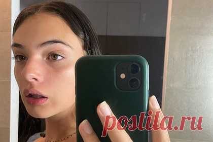 16-летняя дочь Моники Беллуччи показала фото без макияжа. Дочь супермодели Моники Беллуччи и актера Венсана Касселя показала естественную внешность и восхитила фанатов. 16-летняя Дева Кассель сфотографировала себя в зеркало без макияжа в топе на бретелях цвета хаки. На размещенных кадрах видно, что на ногтях модели отсутствует маникюр.