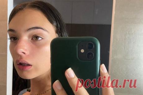 16-летняя дочь Моники Беллуччи показала фото без макияжа. Дочь супермодели Моники Беллуччи и актера Венсана Касселя показала естественную внешность и восхитила фанатов. 16-летняя Дева Кассель сфотографировала себя в зеркало без макияжа в топе на бретелях цвета хаки. На размещенных кадрах видно, что на ногтях модели отсутствует маникюр.