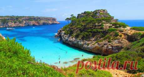 Живописное место Es Caló des Moro, Испания