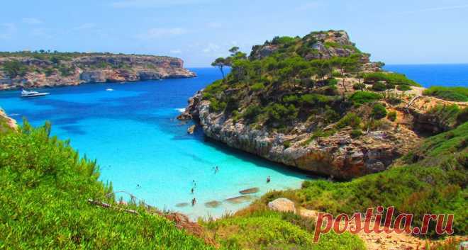 Живописное место Es Caló des Moro, Испания