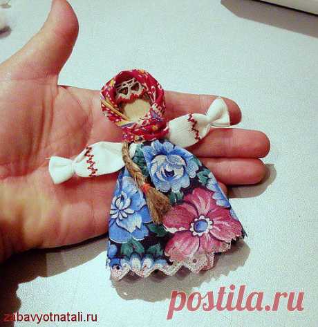Несколько лоскутков, кусочек пряжи, палочка от мороженого и у вас в руках куколка выполненная по мотивам народных кукол