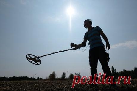 Кладоискатель нашел золотую брошь за миллион рублей на месте древнего сражения. Житель Великобритании нашел на месте древнего сражения золотую брошь XIII века, стоимость которой оценивают в 10 тысяч фунтов стерлингов. Брошь представляет собой кольцо, украшенное четырьмя цветками, на верхней части белая жемчужина между двух ладоней. В центре украшения располагается меч.