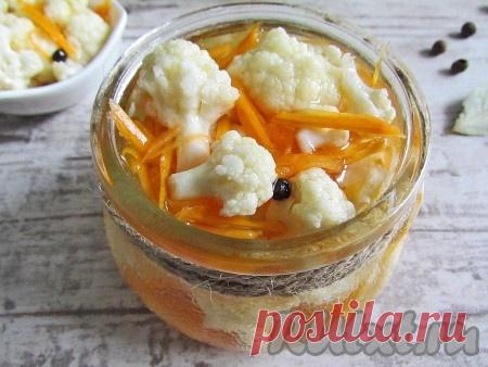 Маринованная цветная капуста - 7 пошаговых фото в рецепте Цветная капуста, приготовленная по этому рецепту, получается хрустящей и вкусной, а подавать на стол ее можно уже через сутки. Хранится маринованная капуста в холодильнике в стеклянных баночках под крышками 7-10 дней. Ингредиенты