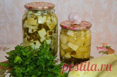 Кабачки под грибы рецепт на зиму: теперь только так их и делаем! Вкуснейшая заготовка!  Ингредиенты: - кабачки - 1 кг (очищенные и нарезанные) - репчатый лук - 1 шт. (среднего размера) - лавровый лист - 3 шт. - чёрный перец - 1 ч. лож. - растительное масло - 60 мл - уксус 9% - 40 мл - соль - 2 щепотки Приготовление: 1. Кабачки очистите от кожуры, разрежьте вдоль на 4 части и нарезайте на пластинки. 2. Очищенный лук нарежьте кольцами. 3. В чистые банки на дно положите лавровый лист, перец горош…