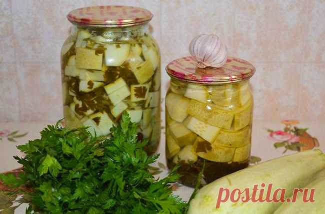 Кабачки под грибы рецепт на зиму: теперь только так их и делаем! Вкуснейшая заготовка!  Ингредиенты: - кабачки - 1 кг (очищенные и нарезанные) - репчатый лук - 1 шт. (среднего размера) - лавровый лист - 3 шт. - чёрный перец - 1 ч. лож. - растительное масло - 60 мл - уксус 9% - 40 мл - соль - 2 щепотки Приготовление: 1. Кабачки очистите от кожуры, разрежьте вдоль на 4 части и нарезайте на пластинки. 2. Очищенный лук нарежьте кольцами. 3. В чистые банки на дно положите лавровый лист, перец горош…