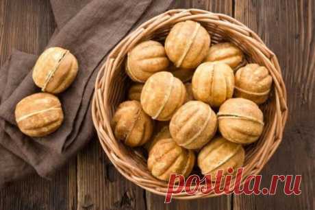 Вкус детства - печенье "Орешки"    
Ингредиенты
для теста:
1,5 стакана муки
70г сливочного масла
3ст.л. сахара
1 яйцо
1/3 ч.л. разрыхлителя
соль
для начинки:
1 банка сгущенки (отварить в течении 2-3х часов в большом количестве воды)
Приготовление
1. Яйцо взбейте венчиком вместе с сахаром, пока сахар не растворится.
Масло растопите, дайте немного остыть и постоянно помешивая добавьте к яйцам. Муку просейте с разрыхлителем и щепоткой соли. Добавьте муку к яи