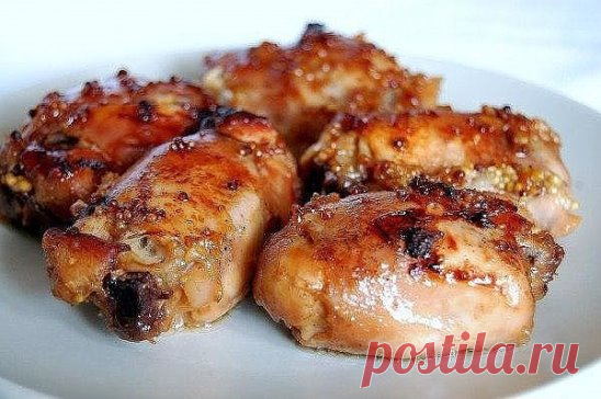 Курица, маринованная в горчично - медовом соусе Прежде всего нужно приготовить маринад: на 1 кг окорочков (бедрышек, ножек и т.п. ) мед - 3 столовые ложки соевый соус - 2 столовые ложки растительное масло - 2 столовые ложки горчица обычная - 1 столовая ложка горчица зерненая - 1 столовая ложка Приготовление: куриные бедра моем, немного промокаем бумажным полотенцем, снимаем кожу укладываем в форму для готовки сверху заливаем маринадом (для этого смешиваем все ингридиенты), немного посыпаем черны