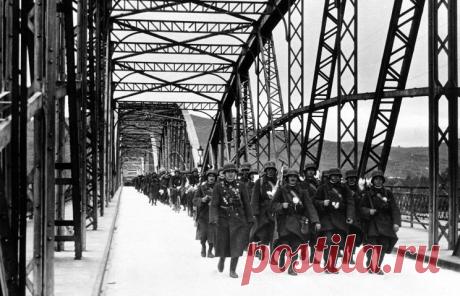 ТАСС: Осенью 1944 г. Румыния, Болгария и Финляндия объявили Германии войну. 2 окт. началась Дебреценская наст. операция войск 2-го Укр-го фр., было нанесено поражение группе армий "Юг", захвачены города Орадя и Дебрецен. 22 декабря в Дебрецене  было создано венгерское Временное нац. прав-во, которое объявило войну Германии. 20 января 1945 г. в Москве представители этого правит. подписали договор... © AP Photo |ТАСС: Общество - Договор о перемирии между союзными державами и Венгрией