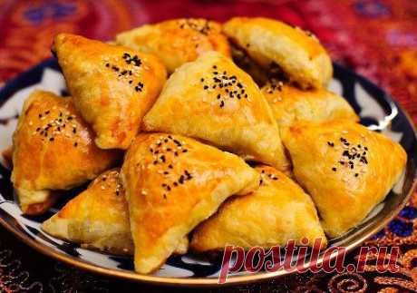 Рецепт Сомса (Самоса) 
https://povar.ru/recipes/recept_somsa_samosa-951.html

Сомса (Самоса) - пошаговый кулинарный рецепт на Повар.ру
Рецепт приготовления узбекских пирожков с мясом, которые называются сомса (или, иначе, самоса). Пошаговый рецепт с фотографиями поможет вам приготовить эти пирожки без каких-либо затруднений.