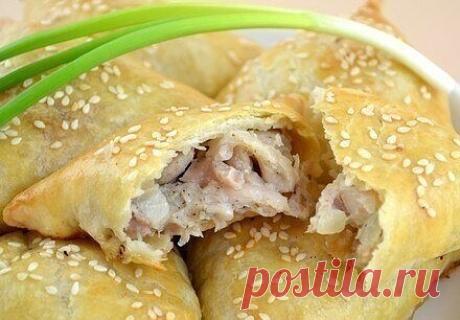 Прочти и  Поделись с подругами  
Нежное куриное мясо в хрустящем слоеном тесте.

Ингредиенты:
250 г муки
100 г масла
700 г курицы (2 окорочка)
200 г лука
желток для смазки
кунжут для посыпки (по желанию)
соль
перец
Самса – очень популярное блюдо среднеазиатской кухни. Часто готовится из баранины c добавлением курдючного жира, а также из курицы, тыквы, зелени. Тесто для самсы в основном используется слоеное. Чтобы сделать такое тесто – обычно сначала вымешивают муку с водой...