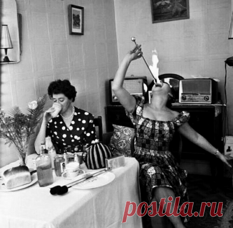 ТОЧНО БОЛЬШЕ НЕ ПРИГОДИТСЯ

Нет, это не леопардовый принт и не туфли с острым носком,

а...

1) Обесценивание

Что мы, женщины, виртуозно умеем — так это снижать значимость собственных достижений до нуля, а то и вообще свести всё к минусовым числам. Разумеется, нам в этом активно помогают каждый день: ты наверняка не раз слышала, что варит мультиварка, стирает стиралка, а убирает робот-пылесос. Нам рассказывают, что родить ребенка проще простого — вот наши-то бабки по деся...