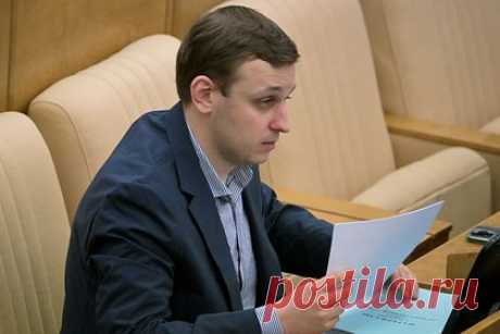 ЦИК передал мандат любимого депутата Жириновского кандидату от ЛДПР. Центризбирком передал мандат лишенного полномочий депутата Госдумы от ЛДПР Василия Власова координатору Забайкальского регионального отделения ЛДПР Василине Кулиевой. Об этом сообщает РИА Новости. Кулиева была депутатом Госдумы седьмого созыва с 2016 по 2021 год.