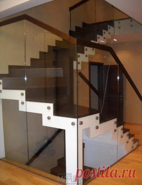 Лестницы, ограждения, перила из стекла, дерева, металла Маршаг – Стеклянное ограждение лестницы