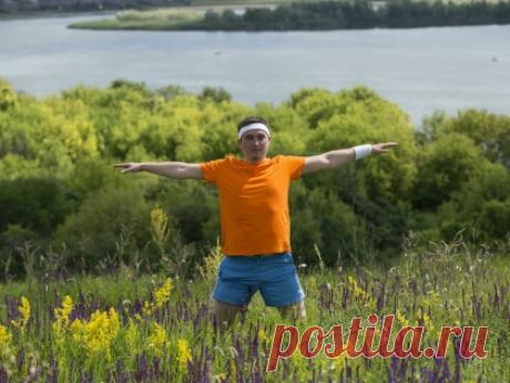 Шесть упражнений для утренней зарядки на свежем воздухе Зарядка: всего 20 минут потраченного вре­мени, а легкость и бодрость на много часов. Упражнения отобрал Sobesednik.ru