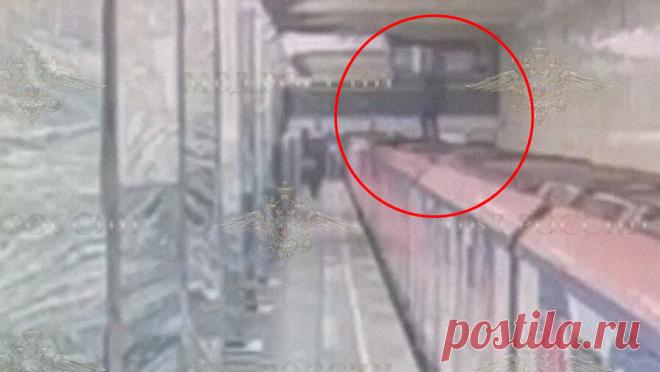 Московский экстремал проехал в метро, лежа на вагоне электропоезда. В Москве 22-летний экстремал забрался на вагон электропоезда и проехал так от станции "Сокольники" до станции "Преображенская площадь". Об этом сообщает "МВД Медиа". В интернете появился ролик, на котором ...