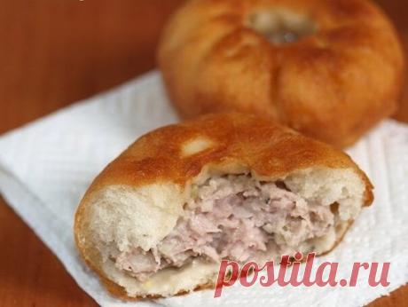 Беляши
Тесто хорошо поднимается, получается "пышным", с ним легко и просто работать. При жарке впитывает мало масла и корочка получается очень тонкая и хрустящая, а мякиш воздушным.
Что нужно:
1,5 стакана молока
20г свежих дрожжей (5г сухих типа САФ)
3 стакана муки
1 ст.л. с горкой сахара
1,5 ч.л. соли
30 мл подс. масла + 30г сливочного масла (можно все заменить маргарином)
500-600г мясного фарша, 1 средняя луковица, соль, перец.
Приготовление:
Молоко в небольшой мисочке подогреть до 40оС,