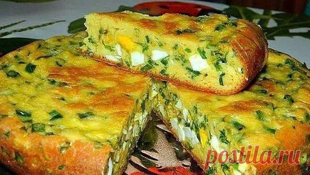 Пирог с яйцами и зеленым луком 
Для приготовления пирога с яйцами и зеленым луком потребуется: 
Для теста: 
4 яйца; 
соль; 
7 ст. л. муки; 
сода; 
200 г сметаны; 
1 ст. л. майонеза. 
Для начинки: 
6 вареных яиц; 
большой пучок лука; 
соль. 
Яйца взбить с солью. Добавить сметану и майонез. Перемешать. 
Добавить соду и муку. Замесить тесто. 
Для начинки порезать вареные яйца, зеленый лук. Посолить и перемешать. 
Я готовила пирог в мультиварке, но его можно испечь и в духовке...