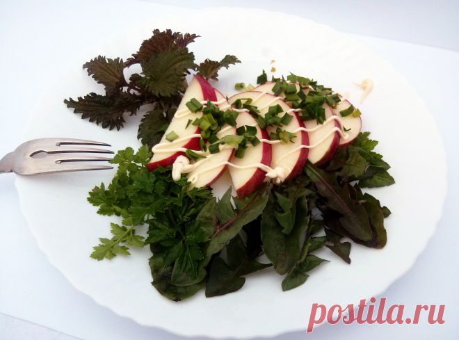 Салат из яблока и молодой зелени!