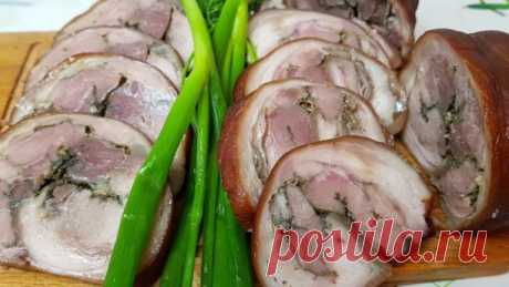 Ветчина из рульки по-домашнему - вкуснее, чем магазинная колбаса!
Этот рецепт домашней ветчины из рульки я готовлю каждый раз, когда хочется чего-то по-настоящему вкусного, ароматного и без лишней мороки.
Ингредиенты:
- Свинная рулька — 2 шт. (по 1–1,2 кг каждая)
- Соль — 2 ч. л.
- Перец чёрный молотый — 1 ч. л.
- Приправа для мяса — 1 ч. л.
- Чесночный перец — 1 ч. л.
- Чеснок — 8 зубчиков

Для варки:
- Луковая шелуха (с 1 кг лука)
- Лук — 1 шт.
- Чеснок — 2 зубчика
- Пер...