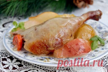 Запеченая утка с «пьяной» грушей | Foodbook.su "Будем бить через дымоход. - Попал. Утка! С яблоками. Она, кажется, хорошо прожарилась. - Она, кажется, и соусом по дороге облилась. - Да? Как это мило с ее стороны!" "Я понял, в чем ваша беда: вы