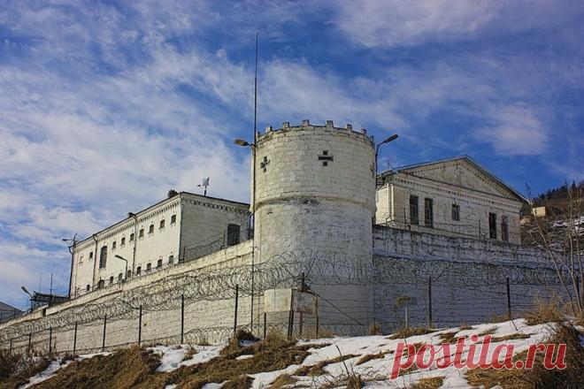 Отсюда только один выход — смерть: самые суровые колонии России Спать при ярком свете, передвигаться согнувшись и ни с кем не разговаривать — именно так проведут остаток жизни большинство заключенных колоний особого режима. В среднем на каждого из них приходится около десяти загубленных жизней...