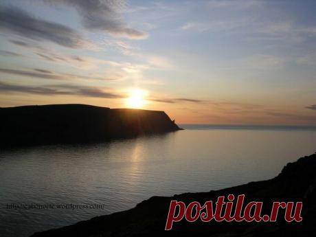 Нордкап Нордкап (англ. North Cape, норв. Nordkapplatået) — мыс на острове Магерё на севере Норвегии, в коммуне Нордкап. Высота мыса 307 м, считается самой северной точкой Евросоюза, координаты 71°10′21″ с. ш. 25°47′40″ в. д. (G) (O). Тем не менее, соседняя точка Кнившелльодден выступает в море на...