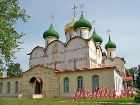 В землях Волоцкого княжества.
Очень много храмов церквей, которые были построены в честь святых покровителей торговли, говорят непосредственно о роли торговли в жизни горожан того времени. 

В Волоколамске было пять монастырей — они защищали город, если на него нападали враги