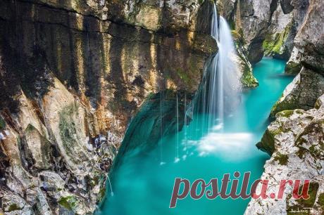 Соча в Словении или Изонцо в Италии – невероятно красивая река, берущая свое начало глубоко в долине, окруженной живописными словенскими Альпами. Ярко-бирюзовой лентой она извивается по нетронутой природе могущественных горных массивов. Длина реки составляет 138 километров, из которых 96 километров протекает через западную Словению, а 42 – по северо-восточной Италии. Ее средняя ширина составляет 20 метров, а глубина колеблется от одного до полутора метров.