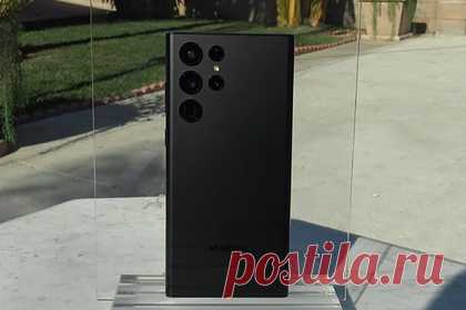 Прочность Samsung Galaxy S22 Ultra проверили на видео. Блогер под ником PBKreviews протестировал новый флагманский смартфон Samsung на прочность. Так, после падения гаджета с высоты в полтора метра блогер с неудовлетворением заметил, что защитное стекло на одном из объективов камеры смартфона треснуло. Автор сделал вывод, что устройство провалило тест на прочность.