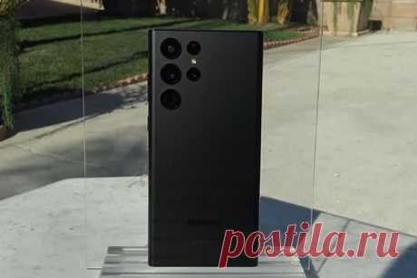 Прочность Samsung Galaxy S22 Ultra проверили на видео. Блогер под ником PBKreviews протестировал новый флагманский смартфон Samsung на прочность. Так, после падения гаджета с высоты в полтора метра блогер с неудовлетворением заметил, что защитное стекло на одном из объективов камеры смартфона треснуло. Автор сделал вывод, что устройство провалило тест на прочность.