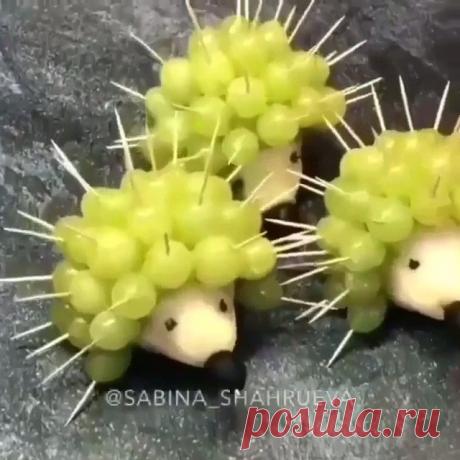 ФРУКТОВЫЙ ЁЖИК 🦔 Украшаем праздничный стол 🍹 Простая, но оригинальная идея, специально сохранила для вас!
Автор: @sabina_shahrueva 💜💜💜ОЦЕНИТЕ ИДЕЮ ПО 10-БАЛЬНОЙ ШКАЛЕ от 1 до 10 #новогодниеподелки #новогодниеидеи #рецепты #кулинария #еда #пирожки  #выпечка #пирог 
#мясо #пончики #самса 
#тесто  #пицца 
#кулинария #рецепты  #пицца #жульен #крылышки #запеканка #сырныйрулет #выпечка #вареники #форель #паста #домашнийхлеб #новогодниеидеи