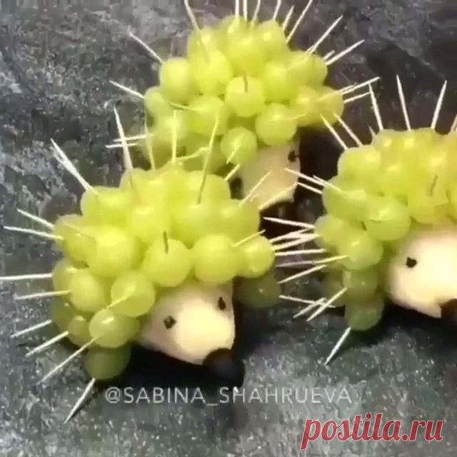ФРУКТОВЫЙ ЁЖИК 🦔 Украшаем праздничный стол 🍹 Простая, но оригинальная идея, специально сохранила для вас!
Автор: @sabina_shahrueva 💜💜💜ОЦЕНИТЕ ИДЕЮ ПО 10-БАЛЬНОЙ ШКАЛЕ от 1 до 10 #новогодниеподелки #новогодниеидеи #рецепты #кулинария #еда #пирожки  #выпечка #пирог 
#мясо #пончики #самса 
#тесто  #пицца 
#кулинария #рецепты  #пицца #жульен #крылышки #запеканка #сырныйрулет #выпечка #вареники #форель #паста #домашнийхлеб #новогодниеидеи