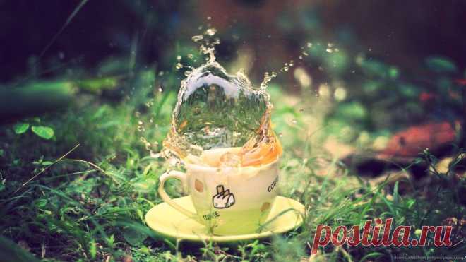 coffee-cup-with-spilled-tea.jpg (1366×768)