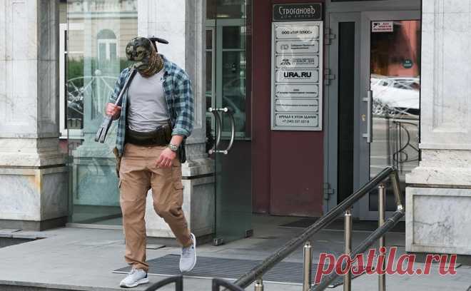 В редакцию Ura.ru пришли силовики с кувалдой. Что известно. Силовики пришли в редакцию Ura.ru с кувалдой и ломом, провели обыски, троих сотрудников забрали на допрос. Что происходило в редакции и что может грозить журналистам — в материале РБК