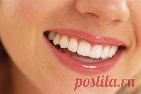 Как самостоятельно удалить зубные камни. Одним простым и потому уникальным способом можно удалить камни на зубах. Эту распространенную проблему решает современная стоматология, предлагая свои способы ее устранения. Но есть метод с использованием натурального продукта, который не хуже, да и средства сэкономит.