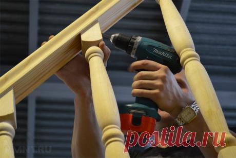 Как крепить балясины и перила: деревянная лестница своими руками Сегодня мы рассмотрим вопрос крепления балясин и перил при устройстве деревянных лестниц. Даже не искушенному тонкостями столярного дела человеку понятно, насколько лестницы из дерева имеют богатый и благородный вид, настолько они сложны в изготовлении и монтаже.