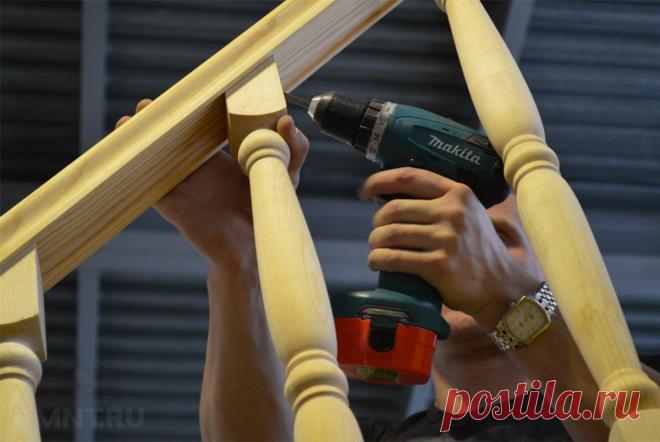 Как крепить балясины и перила: деревянная лестница своими руками Сегодня мы рассмотрим вопрос крепления балясин и перил при устройстве деревянных лестниц. Даже не искушенному тонкостями столярного дела человеку понятно, насколько лестницы из дерева имеют богатый и благородный вид, настолько они сложны в изготовлении и монтаже.