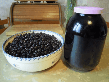 СМОРОДИНОВАЯ НАСТОЙКА (два рецепта из черной и красной смородины) 
Настойка на водке на смородине хранится очень долго в прохладном и темном месте. Если вы поставите несколько бутылочек напитка на нижнюю полку холодильника, у вас всегда будет запас прекрасной ароматной настойки. 
1) Настойка черной смородины на водке — очень вкусный и приятный напиток, который не сложно приготовить в домашних условиях. 
Ингредиенты: 
Черная смородина - 1 стакан 
Сахар - 1 стакан 
Водка - 500 мл 
Листья смород