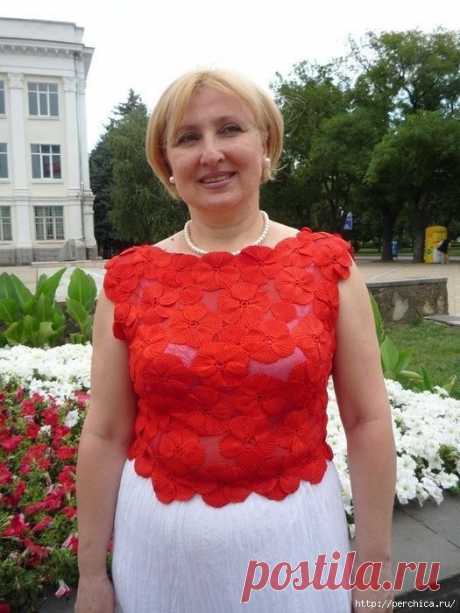 ЦВЕТЫ НА БЛУЗЕ В ТЕХНИКЕ ТУНИССКОГО ВЯЗАНИЯ

Автор этих замечательных цветочков на блузе Natauchka.Нашла описание этого нежного чудо-цветка.

Слова автора на осинке

1р. замыкаем в колечко 5-7 в.п.
2р. ст.б.н, 5 в.п. - повторяем 5-6 раз - сколько хотим лепесточков - получается 5-6 арочек.
Далее каждый лепесток вяжется под арочку: 
1 р. закрепляемся под первую арочку и вяжем 8 в.п, поворачиваем работу
2 р. 7 ст.б.н. (далее просто ст.) и снова закрепляемся под арочку - прост...