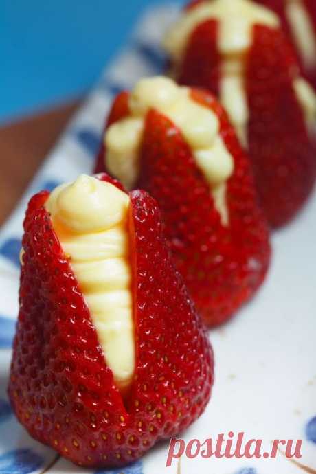 good for showers- Strawberries Filled with cheesecake or other filling, delicious and easy when you need to bring something to a party | Denise Landis приколол(а) это к доске Entertaining