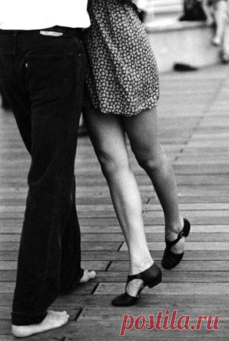 эта девочка - бес /на бис по углям босиком, канкан/ 
эта девочка - твой каприз, что захлопывает капкан, 
оголяя овал плеча, предлагая себя /ложись/. 
с легкой нежностью палача до утра забирает жизнь. 
воскрешая из забытья поцелуем "тебе пора". 
эта девочка не твоя. нет. точнее твоя. игра. 
с репутацией на кону /в окружении зорких глаз/. 
эта девочка - утонуть. но ведь ты выплывал не раз. 
правда там позволяло дно. а она - словно сто волчиц. 
этой девочке быть одной. но так...