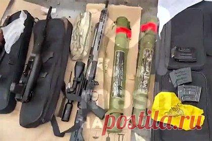 Найденный в гараже арсенал киллера попал на видео. В Петербурге силовики обнаружили арсенал киллера, выстрелившего в водителя адвоката у школы. На кадрах видны автоматы Калашникова, пистолеты, гранаты, патроны, снайперские винтовки. Крупный тайник находился в гараже Приморского района. Оттуда изъяты РПГ, радиостанции, средства слежения, взрывчатка.