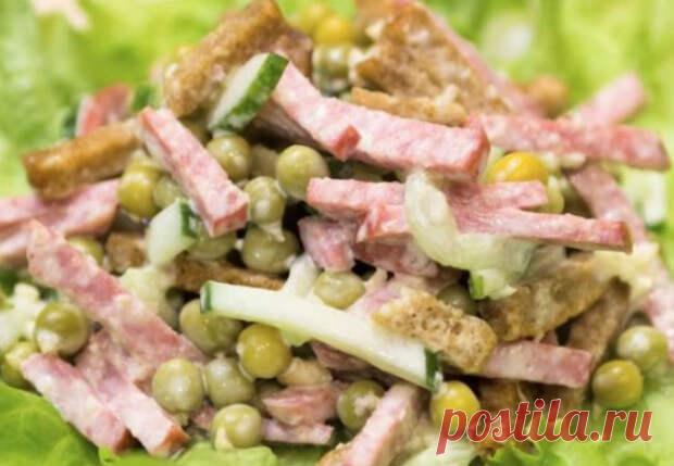 Открыли банку зеленого горошка и делаем вкуснейшие салаты вместо оливье - Steak Lovers - медиаплатформа МирТесен Вместо поднадоевшего уже оливье возьмем и сделаем вкуснейшие салаты с зеленым горошком. Открываем банку и готовим закуски в пять минут. Салаты и в самом деле простейшие. Добавить к зеленому горошку порезанной соломкой копченой колбасы, досыпать сухариков, заправить майонезом с чесноком – да вот и
