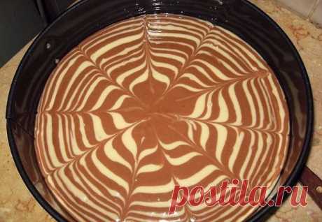 ПИРОГ "ЗЕБРА"

Ингредиенты:
- яйца 5 шт.
- сахар 180 г
- сметана 200 г
- сливочное масло 100 г
- мука 2 стак.
- пакетик разрыхлителя 10 г
- какао 1 ст. л.

Приготовление:
1. Взбейте яйца с сахаром до образования пузырчатой массы.
2. Добавьте размягченное сметану, сливочное масло, муку и разрыхлитель. Вымешайте до однородности. Густота теста должна получиться как на оладьи.
3. Половину теста перелейте в другую посудину. В оставшуюся часть добавьте какао и хорошо размешайте....