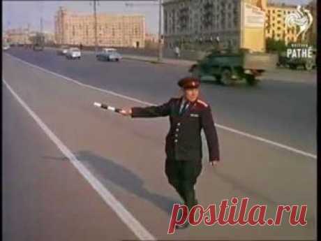 Глазами дипломата. Хроника одного дня Москвы, снятая британским дипломатом в 1965 году. Тот год для СССР ознаменовался началом правления Брежнева. Именно в 1965 году в стране опять стали праздновать День Победы, который отменили в 1947 году. В марте 1965-го советский космонавт Алексей Леонов совершил первый в истории выход в открытый космос. В кинотеатрах показывали ленту «Операция "Ы" и другие приключения Шурика», которую посмотрели рекордные 69,6 млн человек. А еще в том...