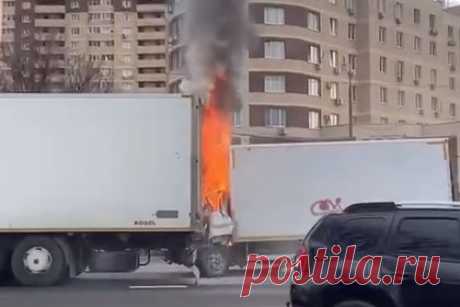 Под Москвой водитель грузовика врезался в фуру и заживо сгорел. В подмосковном Солнечногорске водитель грузовика врезался в в заднюю часть большегрузной фуры и заживо сгорел в кабине. ДТП произошло на Ленинградском шоссе. По данным очевидцев, тело водителя обуглилось. На месте аварии оказалась поливальная машина, с помощью которой тушили возгорание до прибытия пожарных.