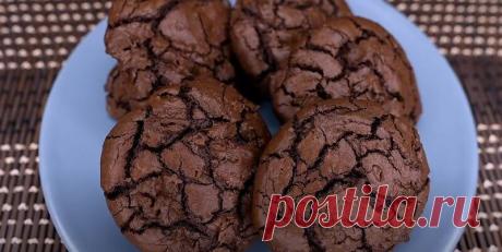 Шоколадное печенье Брауни Вкуснейшее шоколадное печенье Брауни. Печенье имеет насыщенный шоколадный вкус и нежную темную текстуру. Рецепт очень простой.