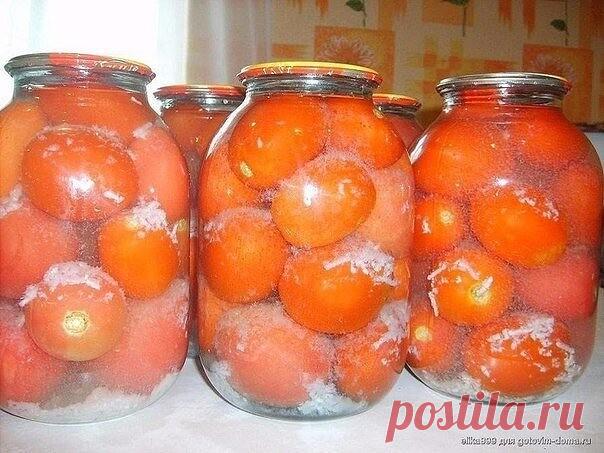 Помидоры «под снегом» 
«Помидоры «под снегом» — очень красивый и вкусный рецепт. Тертый чеснок не только придает помидорам пикантный вкус, но и создает визуально эффект заснеженности, — Ольга Космацкая (Канск, Россия) рассказывает, как заготовить на зиму помидоры с чесноком. 

Спелые и твердые помидоры помыть, уложить в стерильные банки без зелени. Сверху в каждую банку насыпать 1 столовую ложку тертого чеснока (через пресс чеснок пропускать нельзя, т.к. рассол будет мутны...